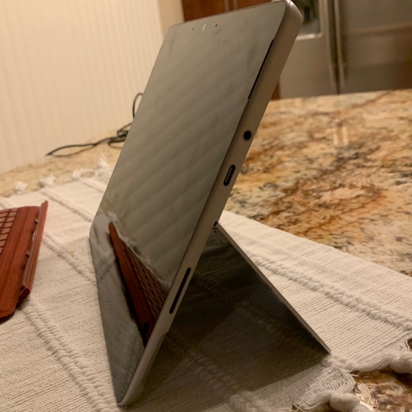 Microsoft tablet - Picture 3 of 3